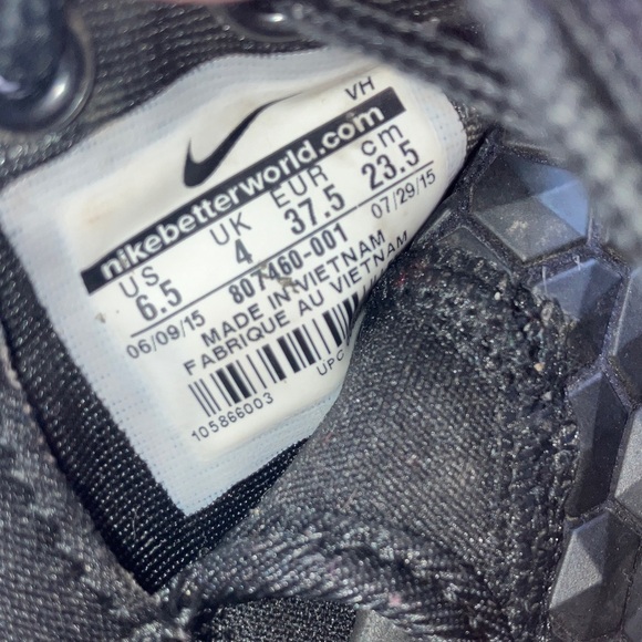 Nike 6 1/2 Women’s Roshe one triple Black Textured Sneakers - Picture 4 of 14